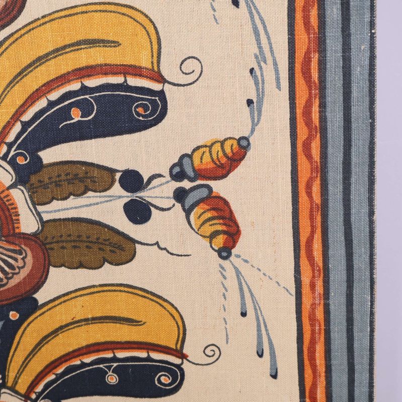 Närbild av blommönster och färger i tyget