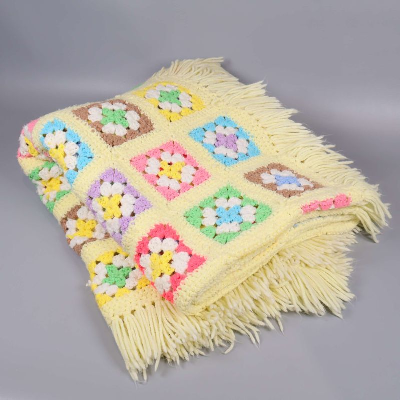 Hopvikt virkad pläd i gult och pastellfärger