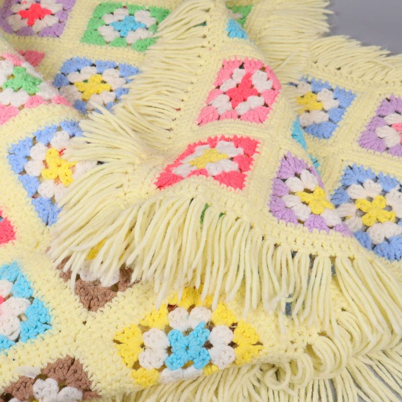 Pläd med virkade rutor och långa fransar