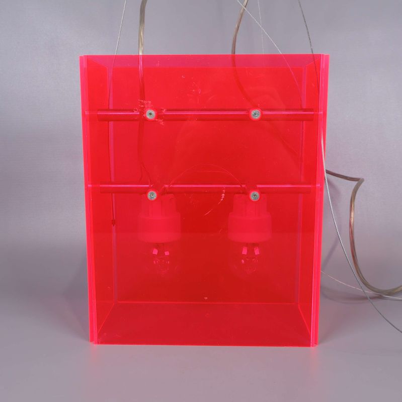 Framifrån bild på lampan visar två lampsocklar inuti