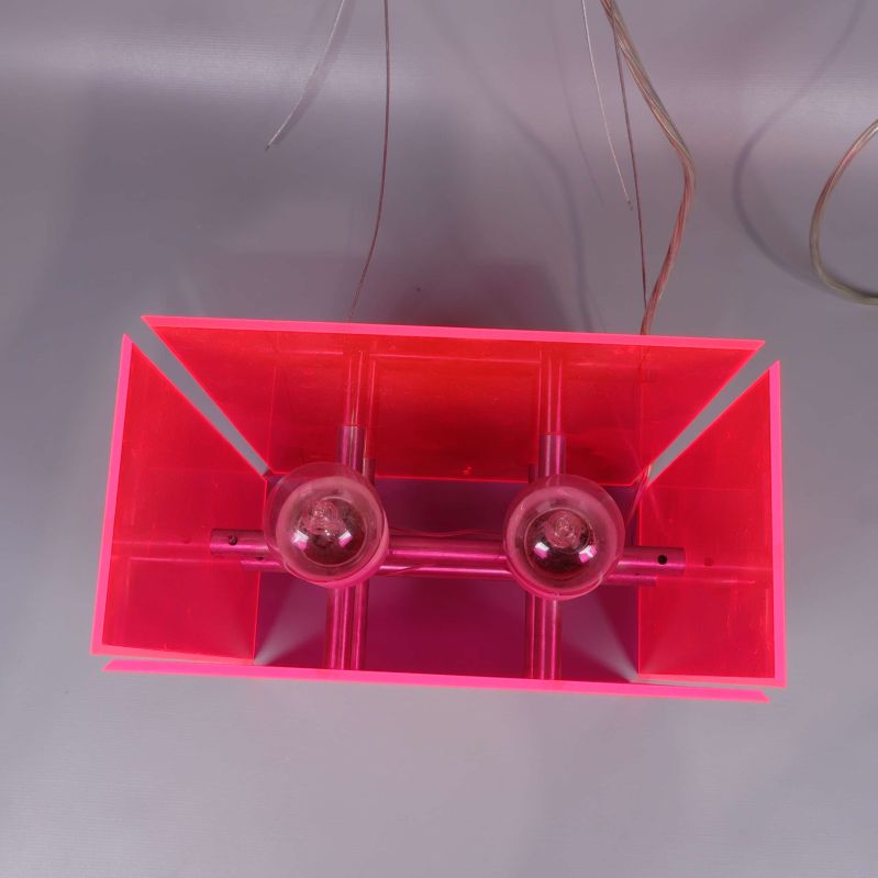 Lampa ovanifrån med synliga lampor och plastkonstruktion