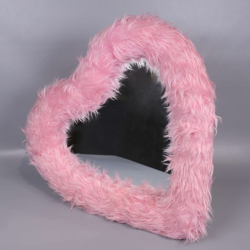 Hjärtspegel med rosa fluff sedd snett från sidan
