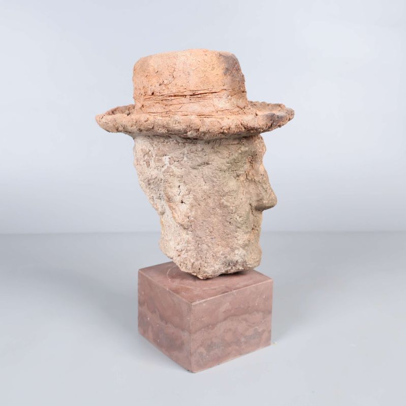 Skulpturens vänstra sida visar grov struktur och form