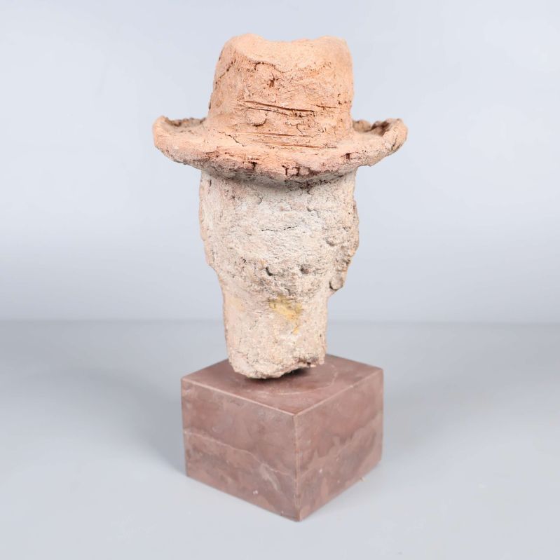 Baksida av skulpturen med synlig yta och textur