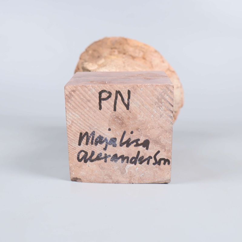 Undersidan av sockel med konstnärens namn synligt