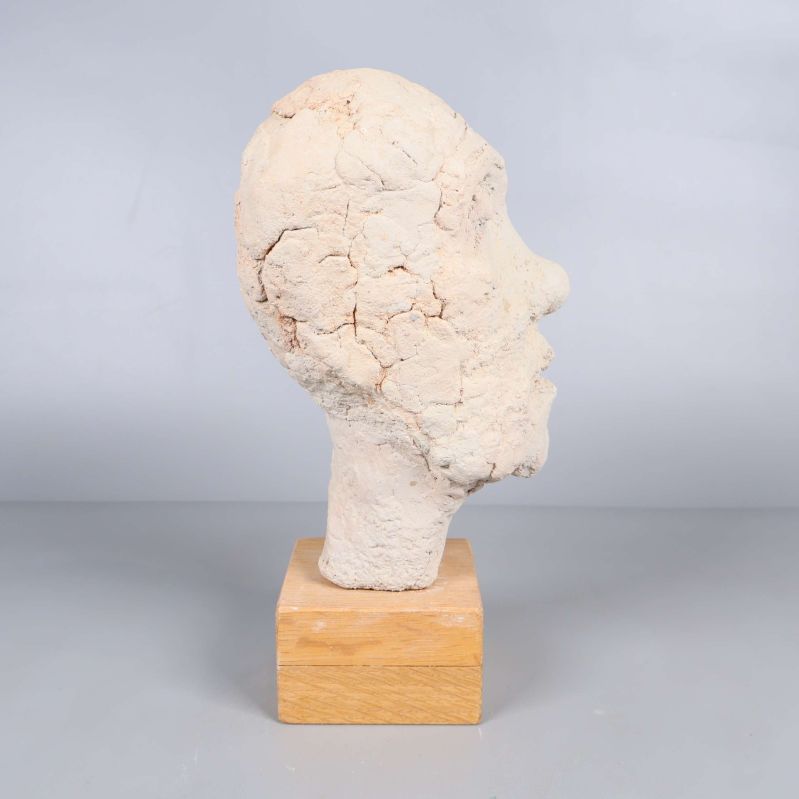 Skulpturens sida visar detaljerad yta och profil