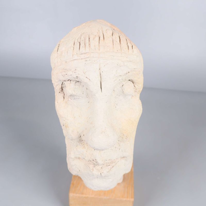 Närbild på skulpturhuvudets ovansida och ansikte