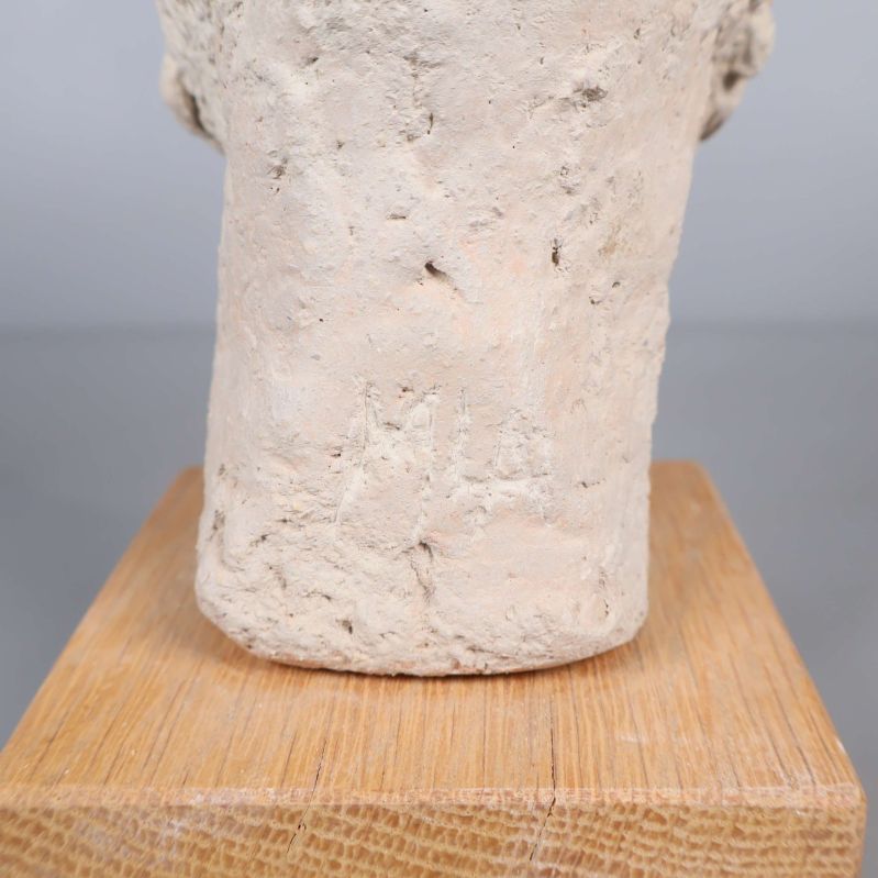 Signering på baksidan av skulpturens nacke