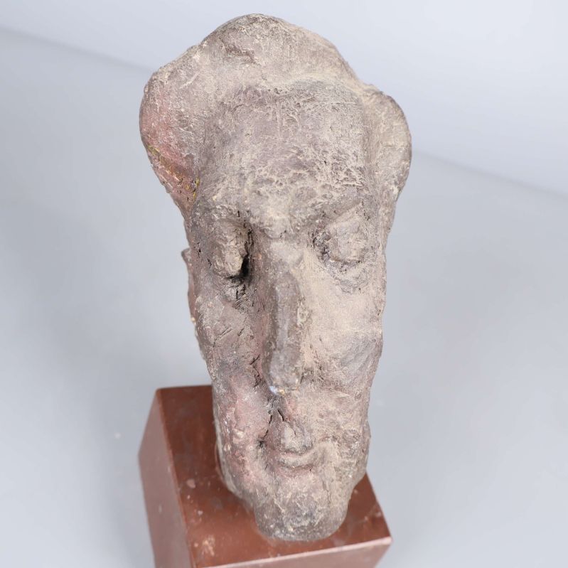 Skulpturens ovansida med betoning på textur och form