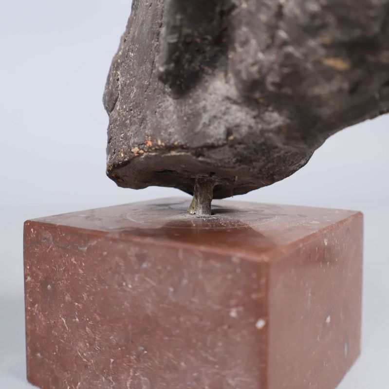 Fäste mellan skulptur och sockel sitter lite löst