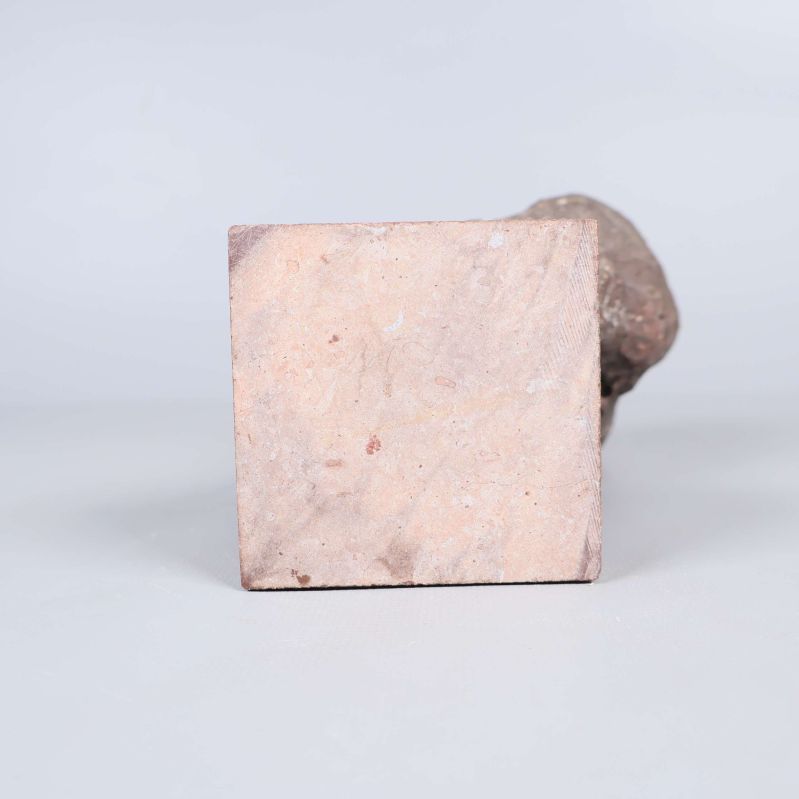 Undersida av kvadratisk sockel med stenstruktur