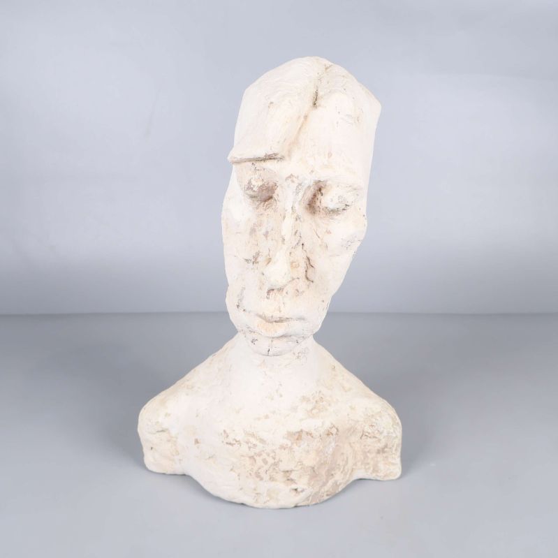 Framsidan av bystskulptur i ljust material