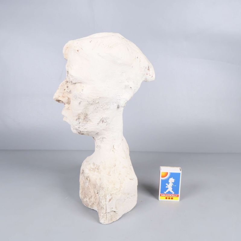 Profilbild på skulpturen bredvid tändsticksask