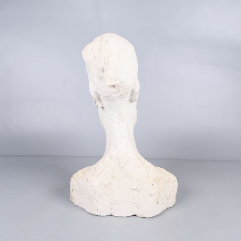 Baksidan av bystskulpturen i ljus färg