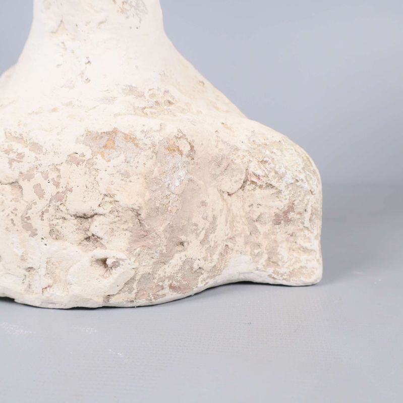 Närbild på skulpturens bas med textur