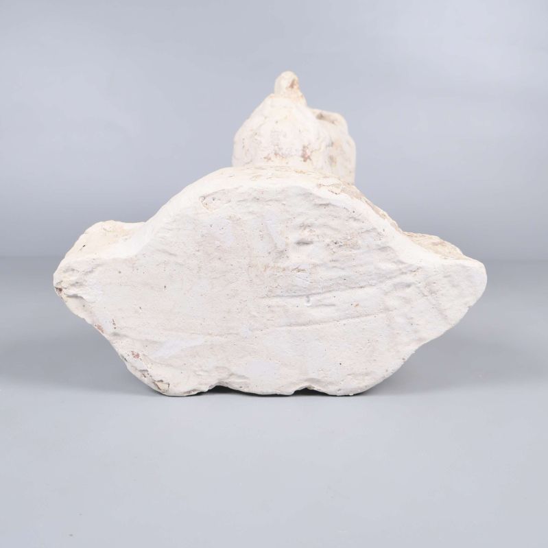 Undersidan av bystskulpturen visas