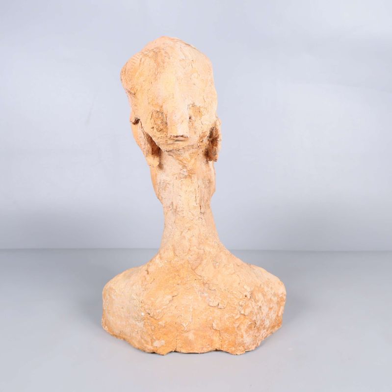 Baksida av skulpterat huvud och axlar