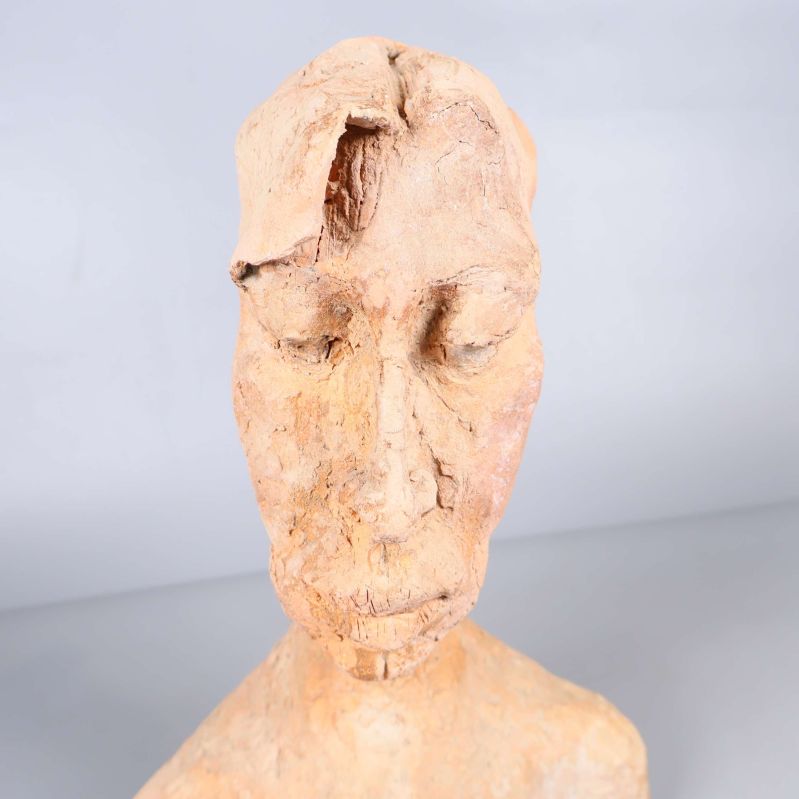 Närbild framifrån på skulpturens ansikte och överdel