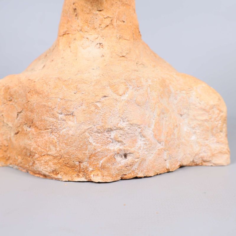 Närbild på skulpturens grova bas och textur