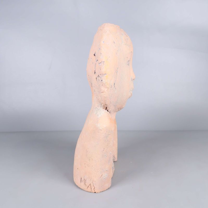 Skulpturens vänstra sida i profil mot neutral bakgrund