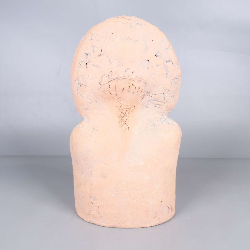 Skulpturens baksida med rundad form och detaljer