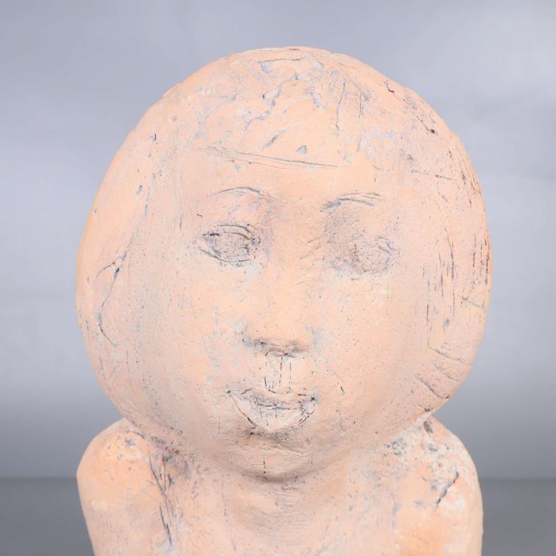 Närbild på skulpturens ansikte med detaljerade drag