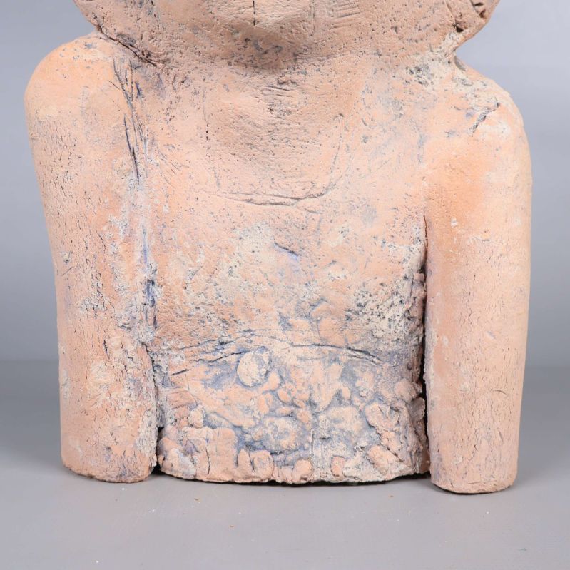 Närbild på skulpturens överkropp och struktur