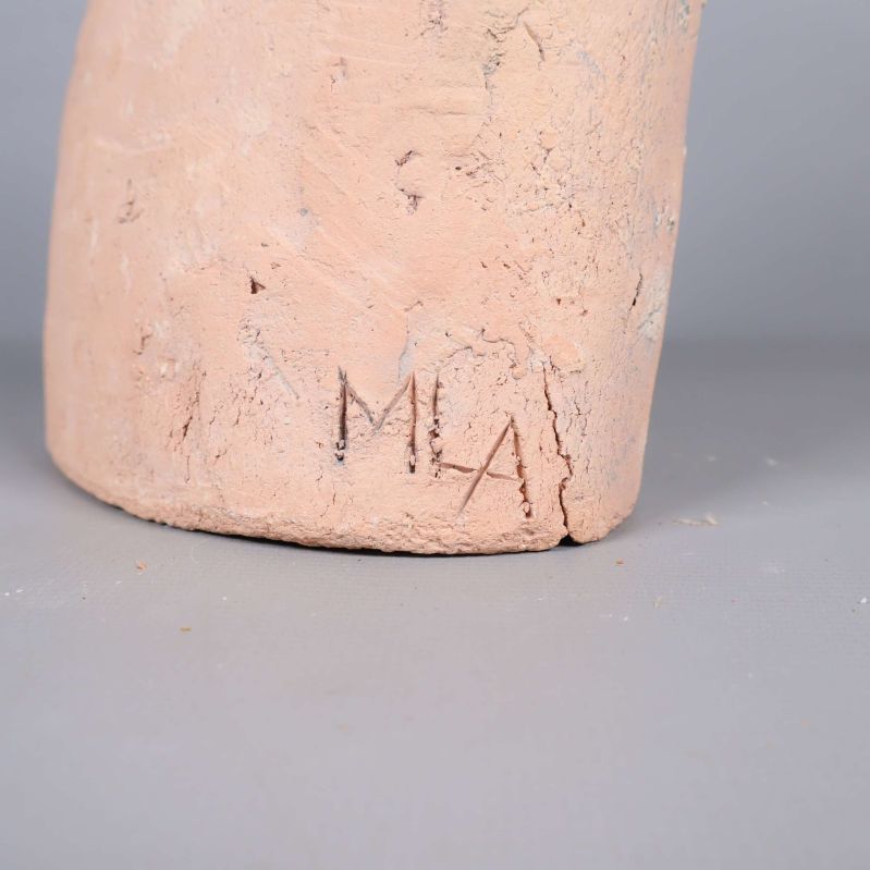 Signatur MLA inristad i skulpturens nederkant