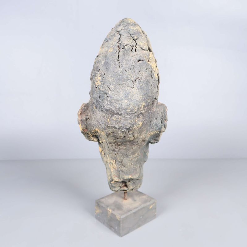 Bakifrånvy av huvudformad skulptur på fot