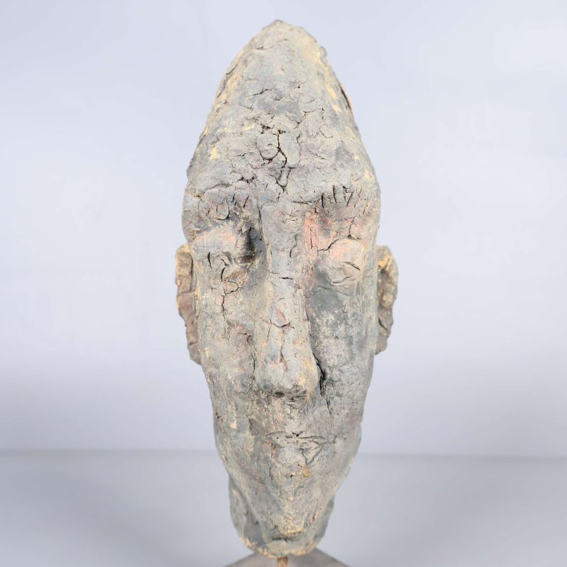 Närbild på ansikte och ytdetaljer av skulptur