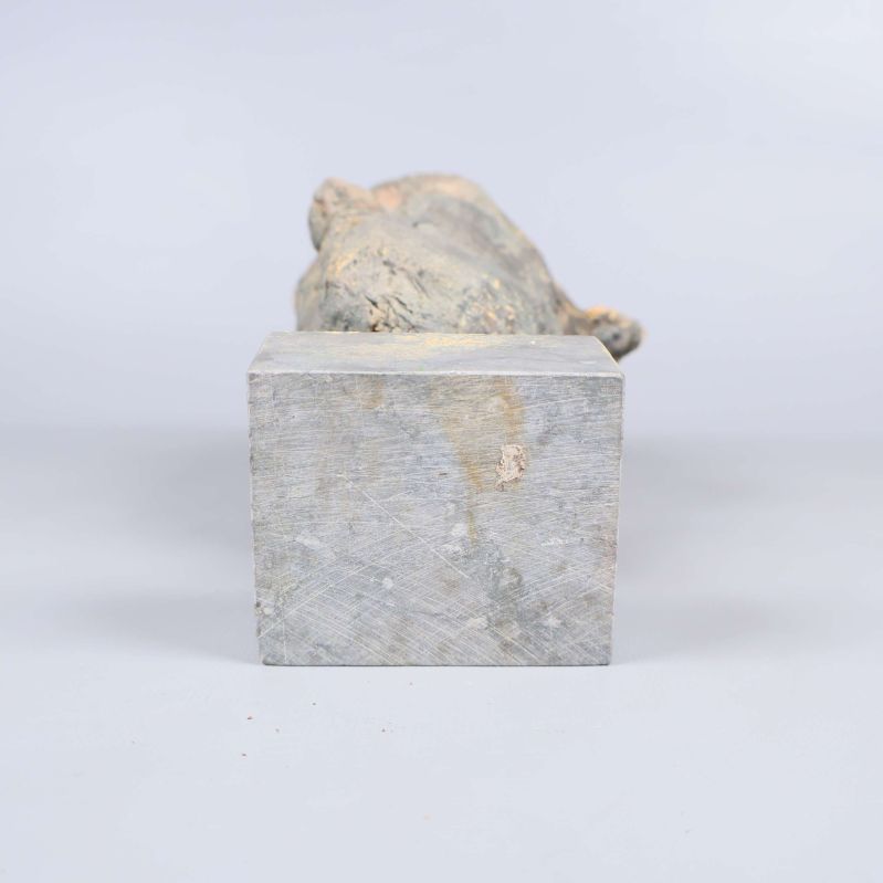 Undersidan av skulpturens fyrkantiga fot