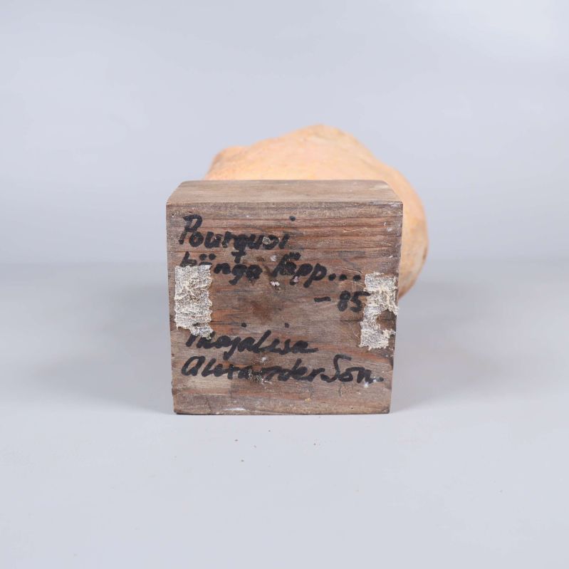 Bottenplatta med konstnärens signatur Majalisa Alexandersson