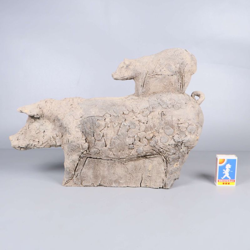 Sido vy av skulpturen med tändsticksask för skala