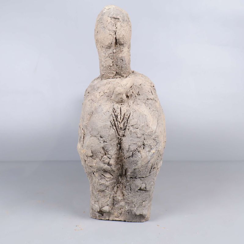 Skulptur sedd bakifrån med markerad rygg