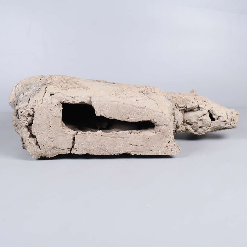 Undersidan av skulpturen med öppning och grov yta