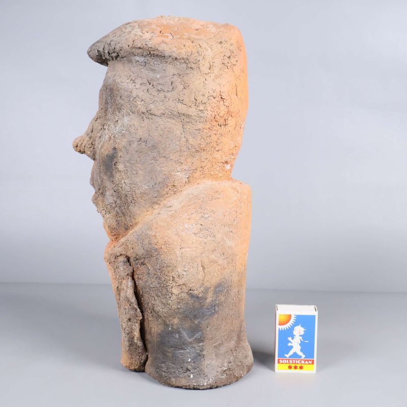 Skulpturens sida och höjd jämförd med tändsticksask