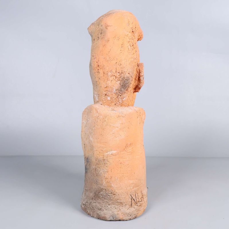 Skulptur baksida visar hela formen och textur