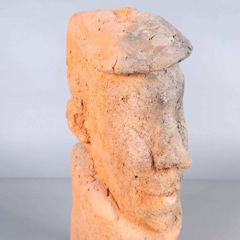 Närbild av skulpturens ansikte och struktur