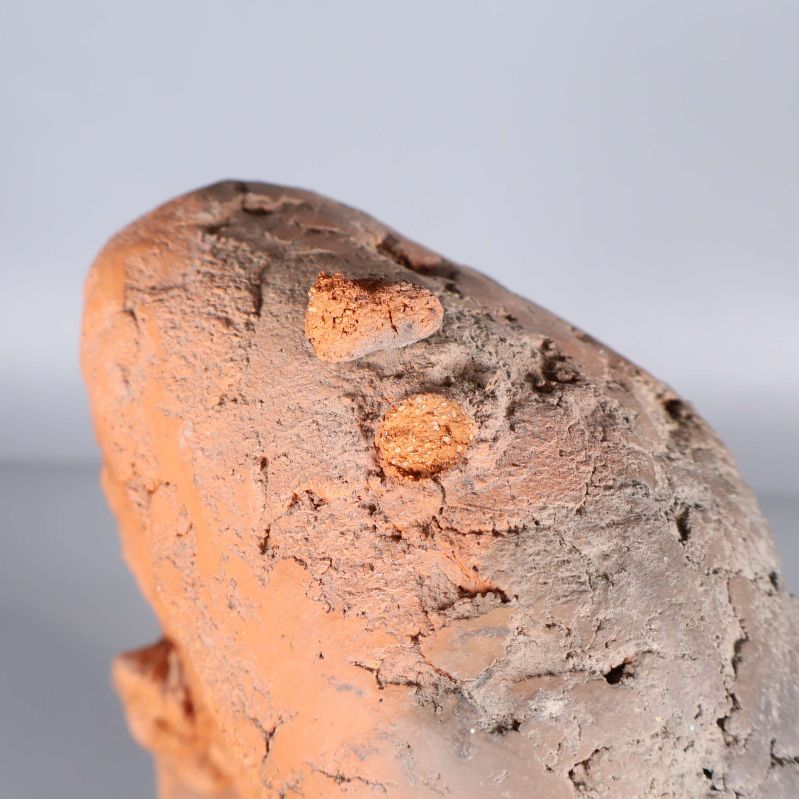 Närbild på ovansidan av skulpturen med ytskada