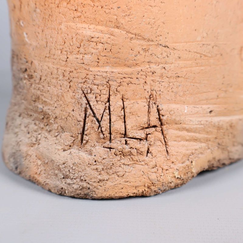 Signatur ‘MLA’ inristad i skulpturens bas