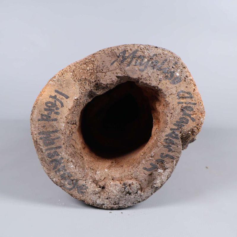 Skulpturens undersida med handskriven text