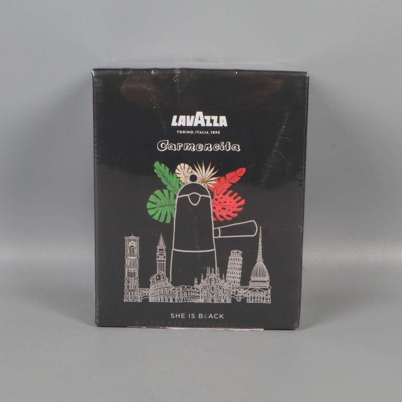 Lavazza Carmencita She Is Black förpackning med italiensk grafik