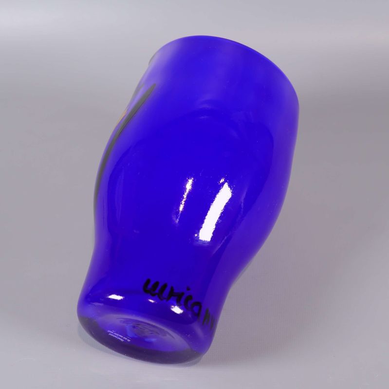 Signatur på nederkant av blå glasvas