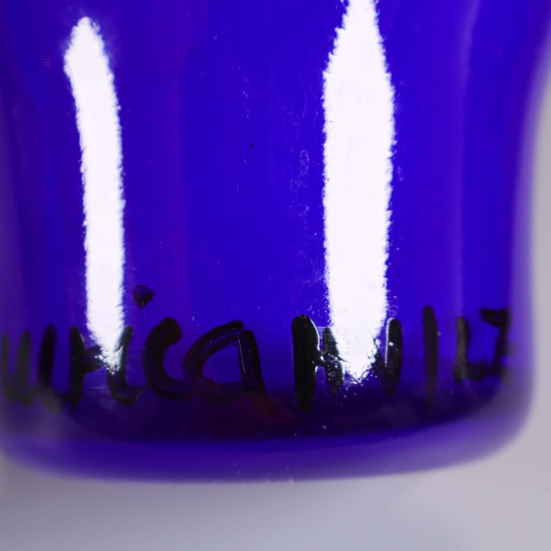 Närbild på Ulrica H Vallien signatur på vas