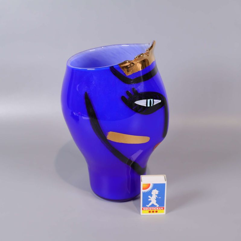 Blå vas i profil med tändsticksask för storleksjämförelse