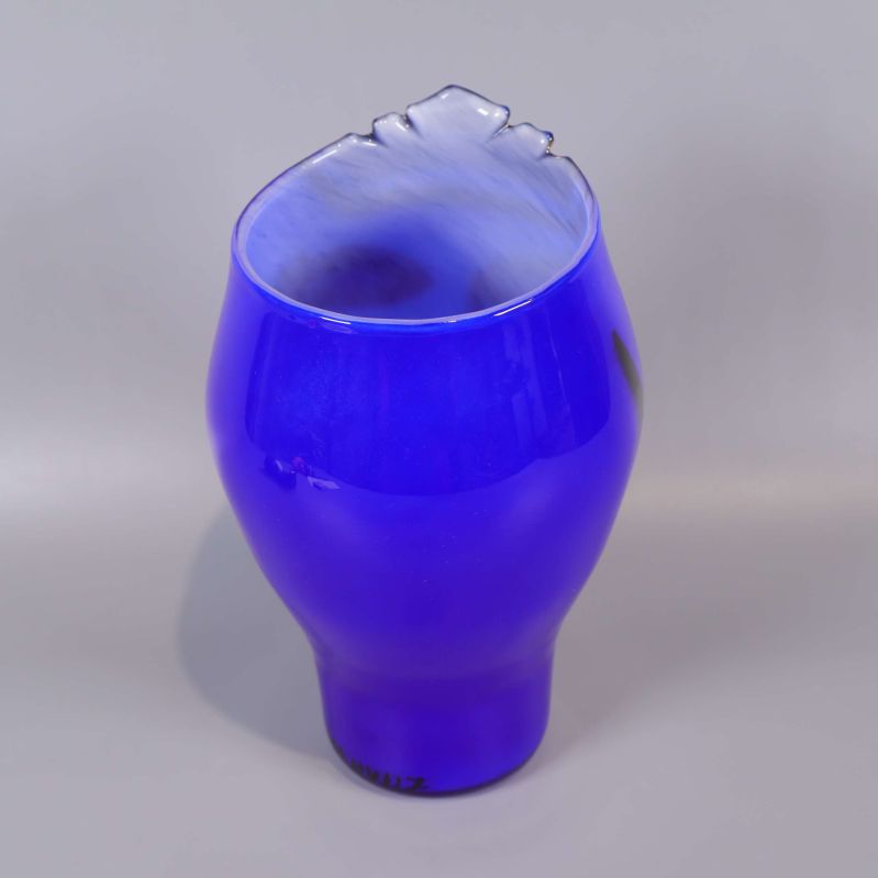 Baksida av blå vas utan dekor