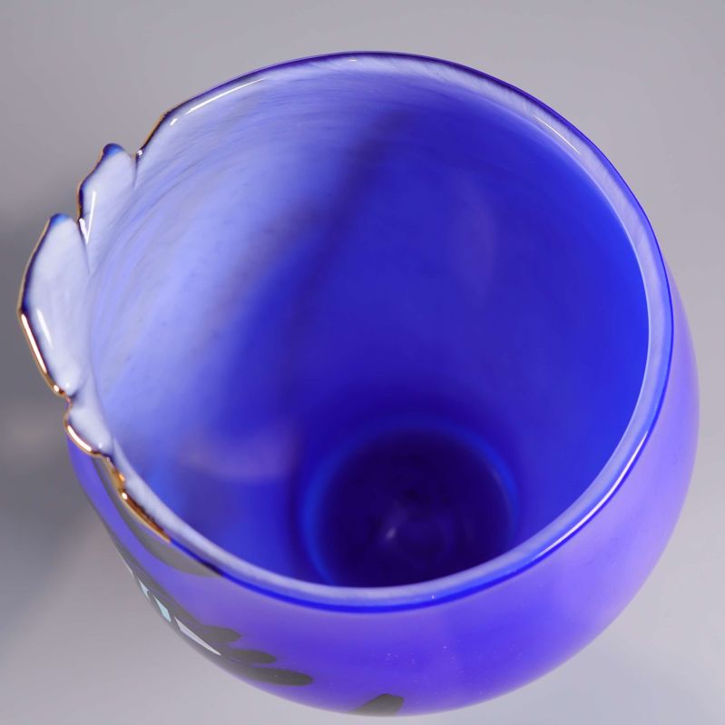 Vy ovanifrån på blå vas med öppen kant