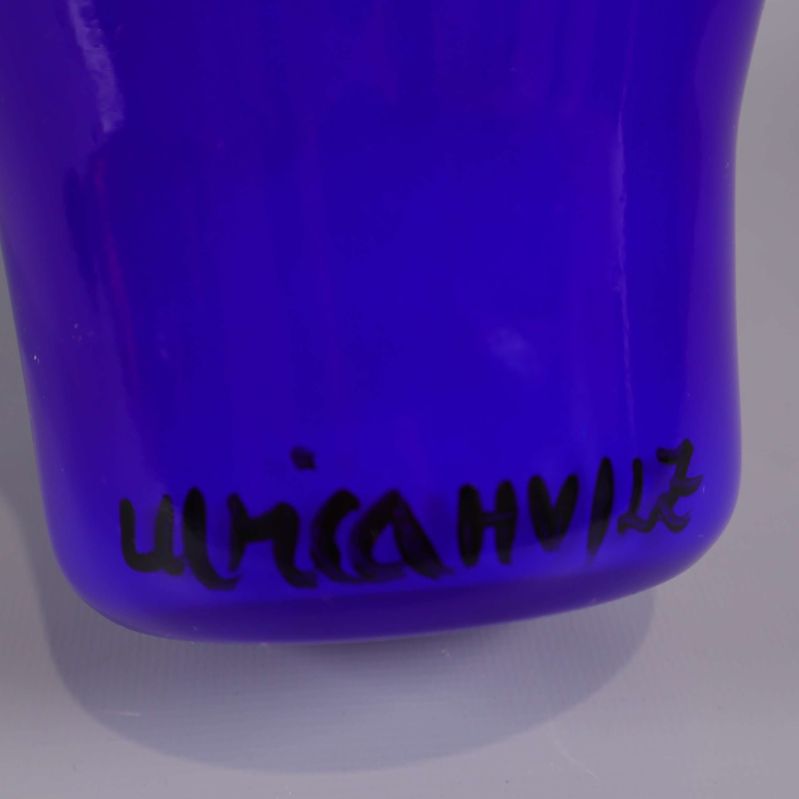 Detaljbild på signaturen Ulrica HVLZ på vasen