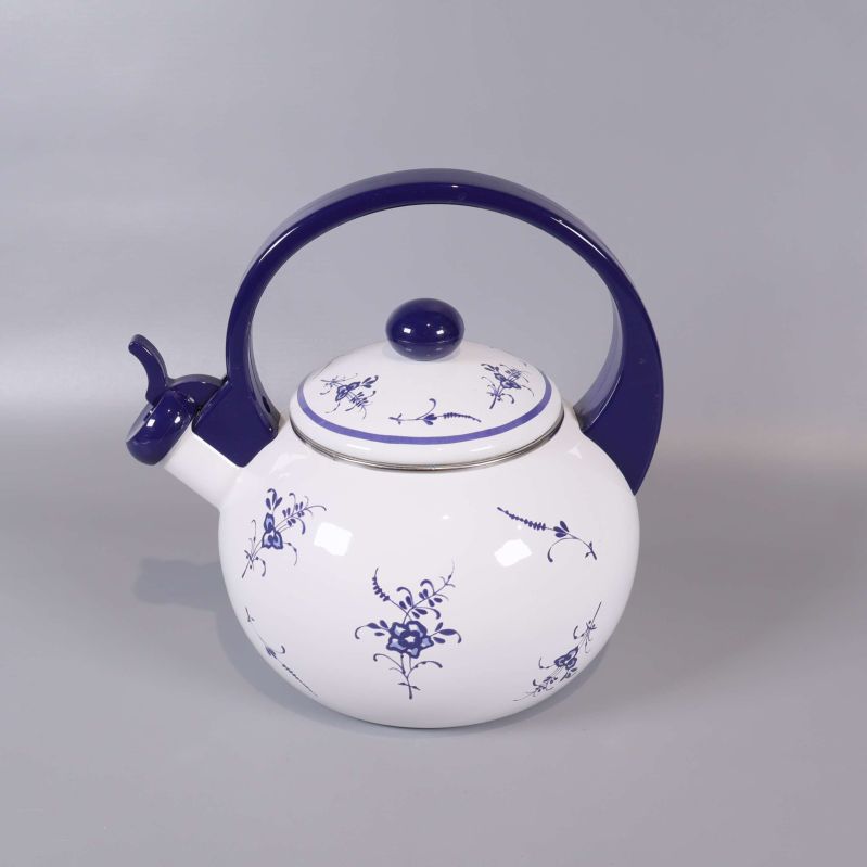 Vit och blå tekanna med blommönster och stort handtag