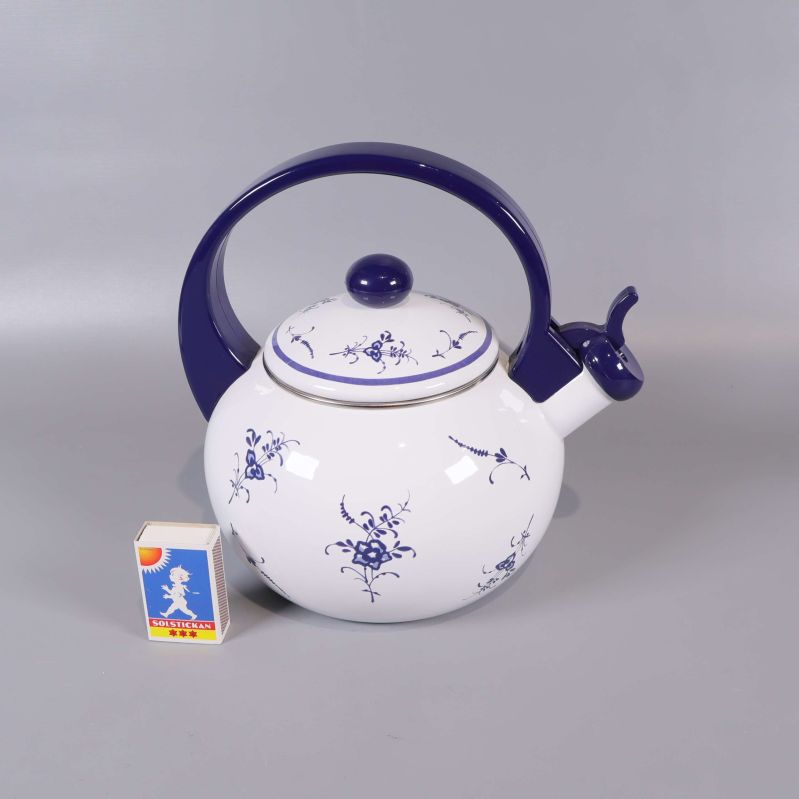 Tekanna bredvid tändsticksask för storleksjämförelse